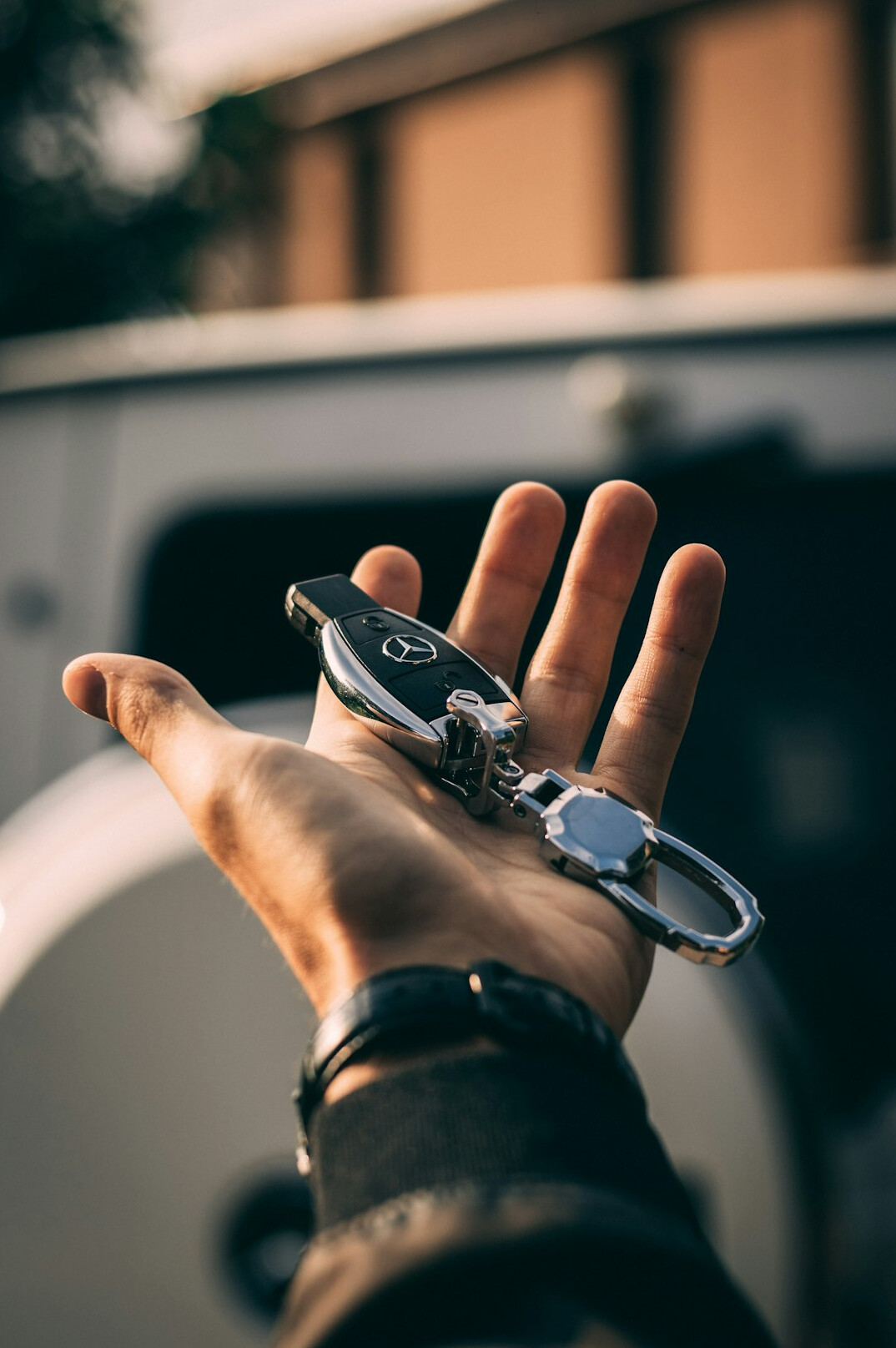 car keys with budget notes